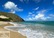 Plaża przy hotelu sunsol ecoland z widokiem na morze karaibskie i latarnię morską.